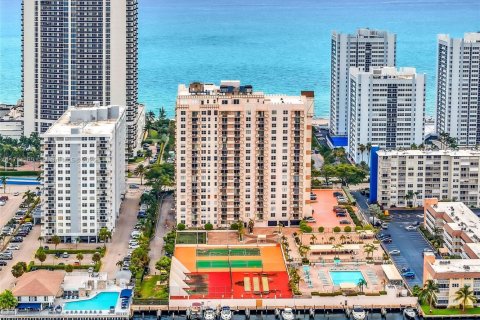 Condominio en venta en Hallandale Beach, Florida, 1 dormitorio, 120.77 m2 № 1707024 - foto 1