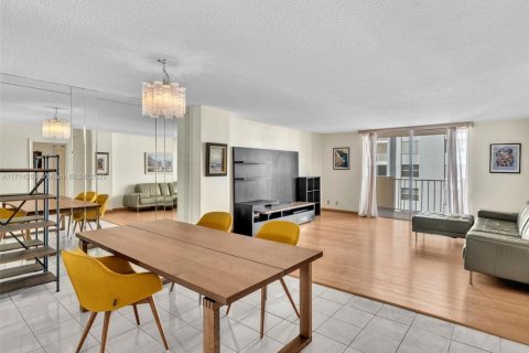 Condominio en venta en Hallandale Beach, Florida, 1 dormitorio, 120.77 m2 № 1707024 - foto 14