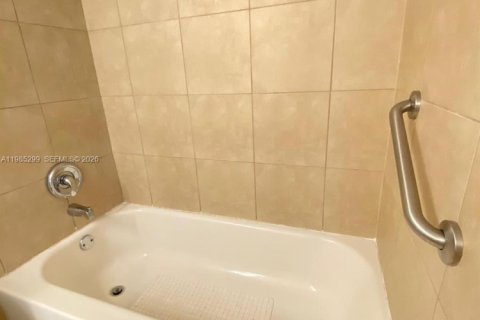 Снять в аренду кондоминиум в Дорал, Флорида 1 спальня, 65.96м2, № 2046966 - фото 15