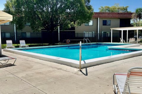 Condo in Weston, Florida, 2 bedrooms  № 1075989 - photo 1