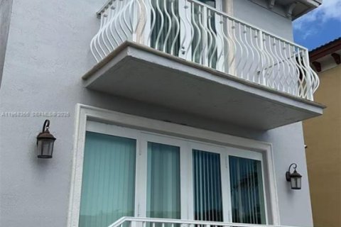 Casa en alquiler en North Miami Beach, Florida, 3 dormitorios, 209.49 m2 № 2030610 - foto 3