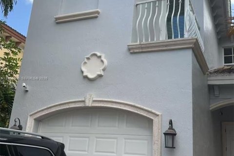 Casa en North Miami Beach, Florida 3 dormitorios, 209.49 m2 № 2030610