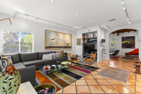 House in Miami Shores, Florida 3 bedrooms, 214.79 sq.m. № 2067685 - photo 16