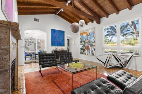 House in Miami Shores, Florida 3 bedrooms, 214.79 sq.m. № 2067685 - photo 10