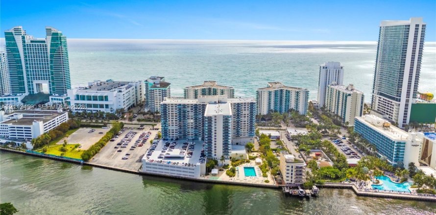 Condo à Hollywood, Floride, 2 chambres № 2439352