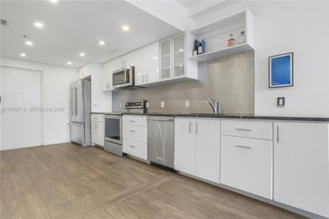 Condo in Miami, Florida, 1 bedroom  № 2002712 - photo 4