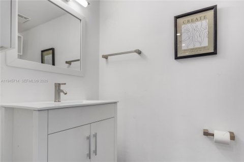 Condo in Miami, Florida, 1 bedroom  № 2002712 - photo 12