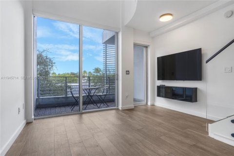 Condo in Miami, Florida, 1 bedroom  № 2002712 - photo 2