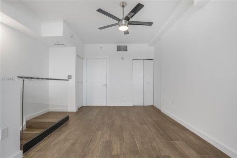 Condo in Miami, Florida, 1 bedroom  № 2002712 - photo 9