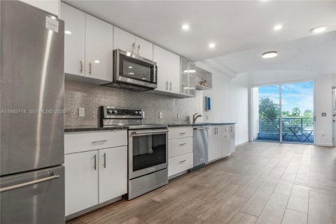 Condo in Miami, Florida, 1 bedroom  № 2002712 - photo 3