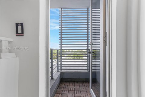 Condo in Miami, Florida, 1 bedroom  № 2002712 - photo 10