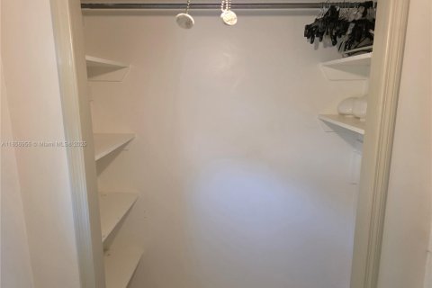 Снять в аренду квартиру в Сент-Луси, Флорида 1 спальня, № 1981800 - фото 19