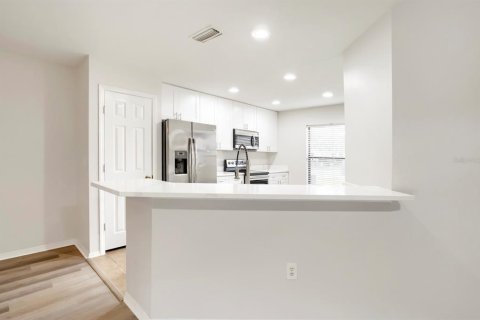 Townhouse in Brandon, Florida 3 bedrooms, 137.4 sq.m. № 2349878 - photo 10