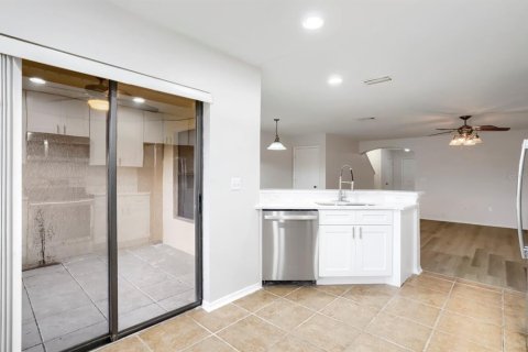 Townhouse in Brandon, Florida 3 bedrooms, 137.4 sq.m. № 2349878 - photo 12