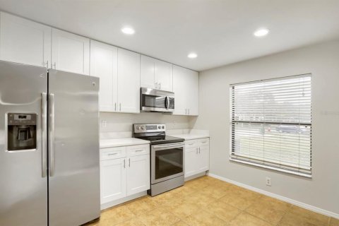 Townhouse in Brandon, Florida 3 bedrooms, 137.4 sq.m. № 2349878 - photo 11