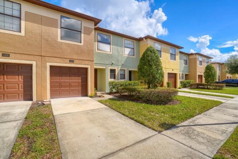 Townhouse in Brandon, Florida 3 bedrooms, 137.4 sq.m. № 2349878 - photo 2