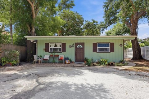 Commercial property in Sarasota, Florida 8 bedrooms, 156.08 sq.m. № 2228401