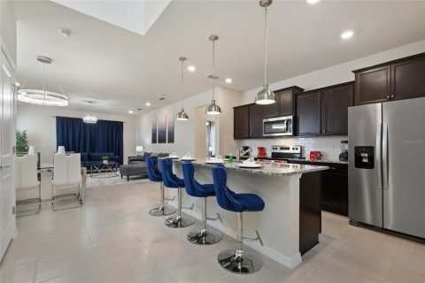 House in Davenport, Florida 6 bedrooms, 289.2 sq.m. № 2130374 - photo 3