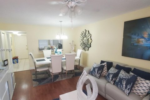 Condominio en venta en Pembroke Pines, Florida, 2 dormitorios, 93.09 m2 № 1701979 - foto 5