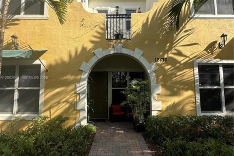 Townhouse in Pembroke Pines, Florida 3 bedrooms, 179.49 sq.m. № 2068246
