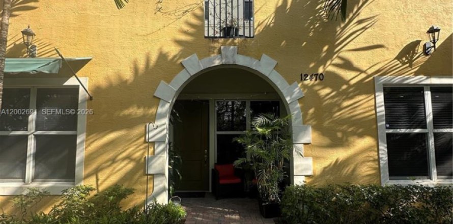 Townhouse in Pembroke Pines, Florida 3 bedrooms, 179.49 sq.m. № 2068246