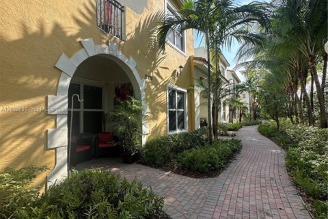 Townhouse in Pembroke Pines, Florida 3 bedrooms, 179.49 sq.m. № 2068246 - photo 2