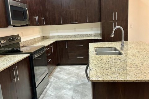 Townhouse in Pembroke Pines, Florida 3 bedrooms, 179.49 sq.m. № 2068246 - photo 3