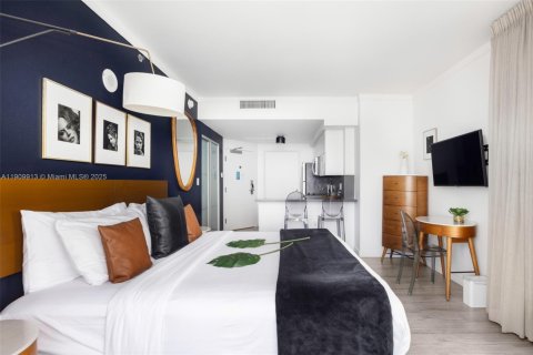 Condominio en venta en Miami, Florida, 1 dormitorio, 63.08 m2 № 2035661 - foto 10