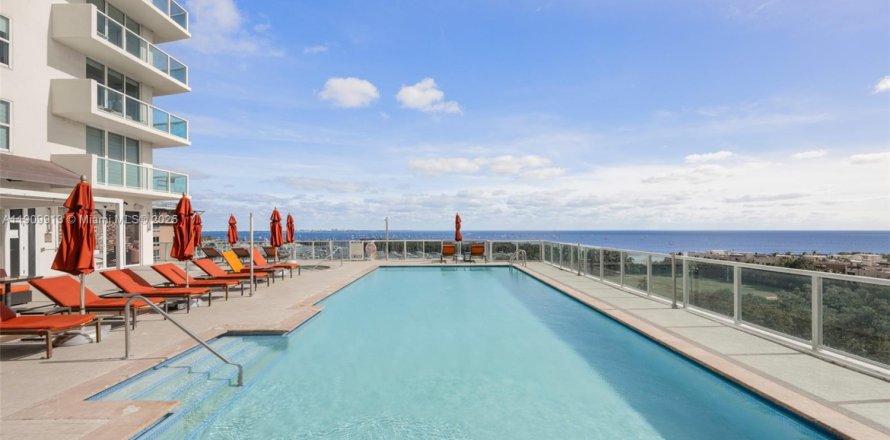 Condominio en Miami, Florida, 1 dormitorio  № 2035661