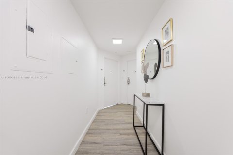 Condominio en venta en Miami, Florida, 1 dormitorio, 63.08 m2 № 2035661 - foto 17
