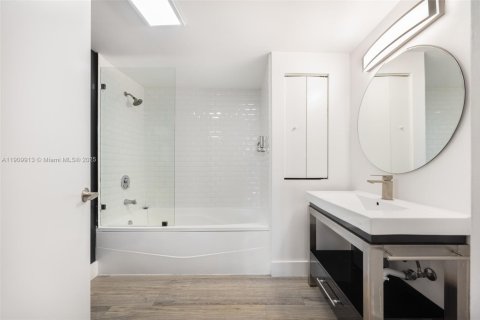 Condominio en venta en Miami, Florida, 1 dormitorio, 63.08 m2 № 2035661 - foto 14