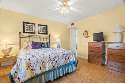 Condo in Seminole, Florida, 2 bedrooms  № 1755024 - photo 25