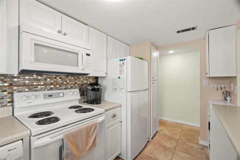 Condo in Seminole, Florida, 2 bedrooms  № 1755024 - photo 18