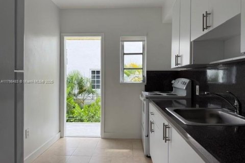House in Coral Gables, Florida 2 bedrooms, 83.61 sq.m. № 1888955 - photo 2