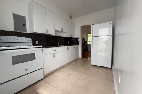 House in Coral Gables, Florida 2 bedrooms, 83.61 sq.m. № 1888955 - photo 3