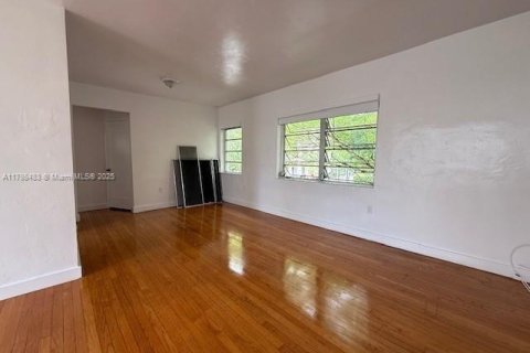 House in Coral Gables, Florida 2 bedrooms, 83.61 sq.m. № 1888955 - photo 11