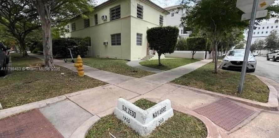 House in Coral Gables, Florida 2 bedrooms, 83.61 sq.m. № 1888955