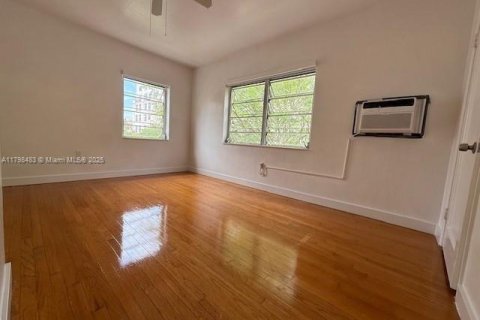 House in Coral Gables, Florida 2 bedrooms, 83.61 sq.m. № 1888955 - photo 6