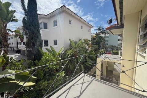 House in Coral Gables, Florida 2 bedrooms, 83.61 sq.m. № 1888955 - photo 14