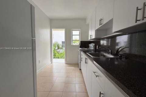 House in Coral Gables, Florida 2 bedrooms, 83.61 sq.m. № 1888955 - photo 4