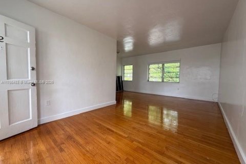 House in Coral Gables, Florida 2 bedrooms, 83.61 sq.m. № 1888955 - photo 12
