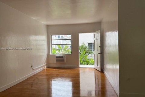 House in Coral Gables, Florida 2 bedrooms, 83.61 sq.m. № 1888955 - photo 13
