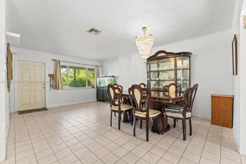 House in Oakland Park, Florida 3 bedrooms, 143.91 sq.m. № 2065458 - photo 6