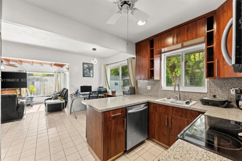 House in Oakland Park, Florida 3 bedrooms, 143.91 sq.m. № 2065458 - photo 12