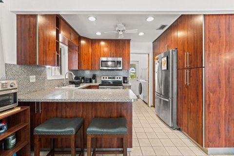 House in Oakland Park, Florida 3 bedrooms, 143.91 sq.m. № 2065458 - photo 11