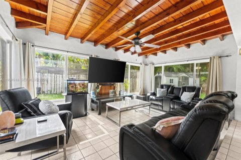 House in Oakland Park, Florida 3 bedrooms, 143.91 sq.m. № 2065458 - photo 13