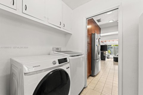 House in Oakland Park, Florida 3 bedrooms, 143.91 sq.m. № 2065458 - photo 22