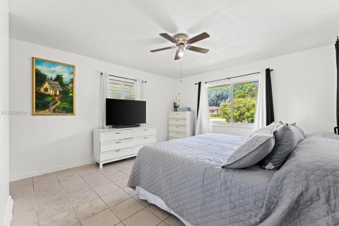 House in Oakland Park, Florida 3 bedrooms, 143.91 sq.m. № 2065458 - photo 15