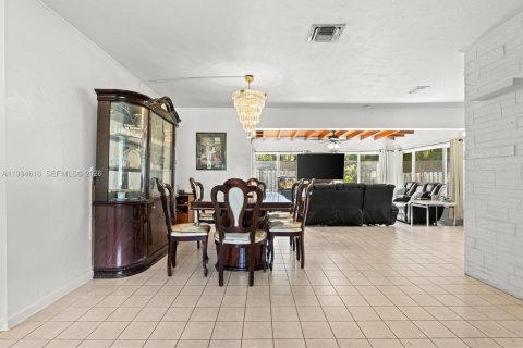 House in Oakland Park, Florida 3 bedrooms, 143.91 sq.m. № 2065458 - photo 8