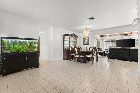 House in Oakland Park, Florida 3 bedrooms, 143.91 sq.m. № 2065458 - photo 7